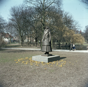 119391 Afbeelding van het beeld van Koningin Wilhelmina in het Wilhelminapark te Utrecht.